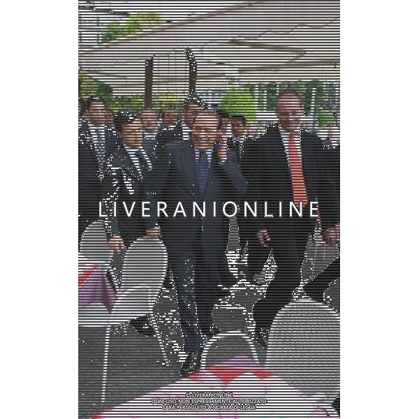 Como 16 maggio 2007 Berlusconi Silvio accompagnato dal sindaco di Como Bruni Stefano e il presidente provinciale Carioni Leonardo dopo il comizio elettorale si ferma in un bar in piazza Cavour a mangiare un gelato nella foto: Berlusconi Silvio arriva al