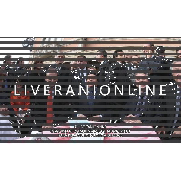 Como 16 maggio 2007 Berlusconi Silvio accompagnato dal sindaco di Como Bruni Stefano e il presidente provinciale Carioni Leonardo dopo il comizio elettorale si ferma in un bar in piazza Cavour a mangiare un gelato nella foto: Berlusconi Silvio arriva al