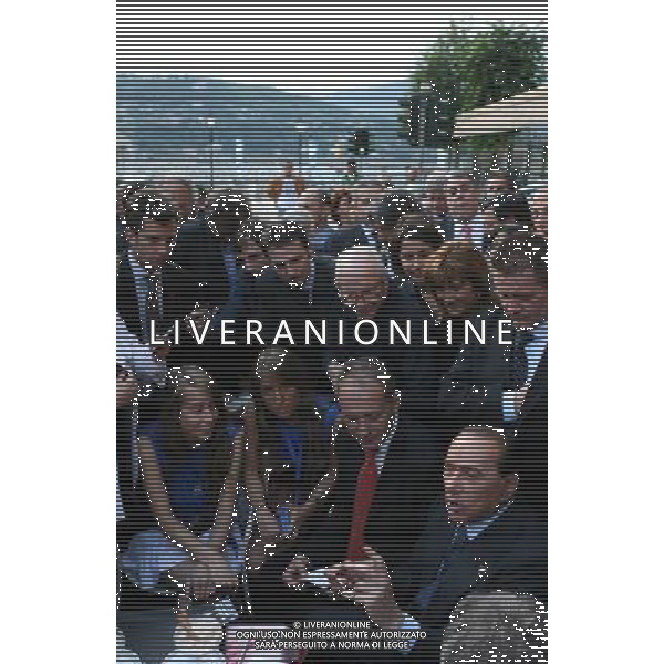 Como 16 maggio 2007 Berlusconi Silvio accompagnato dal sindaco di Como Bruni Stefano e il presidente provinciale Carioni Leonardo dopo il comizio elettorale si ferma in un bar in piazza Cavour a mangiare un gelato nella foto: Berlusconi Silvio attorniat
