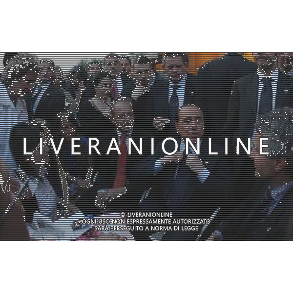 Como 16 maggio 2007 Berlusconi Silvio accompagnato dal sindaco di Como Bruni Stefano e il presidente provinciale Carioni Leonardo dopo il comizio elettorale si ferma in un bar in piazza Cavour a mangiare un gelato nella foto: Berlusconi Silvio attorniat