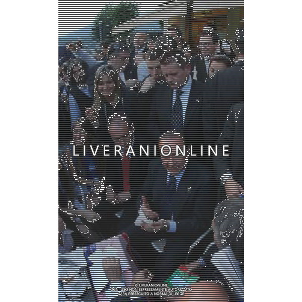Como 16 maggio 2007 Berlusconi Silvio accompagnato dal sindaco di Como Bruni Stefano e il presidente provinciale Carioni Leonardo dopo il comizio elettorale si ferma in un bar in piazza Cavour a mangiare un gelato nella foto: Berlusconi Silvio attorniat