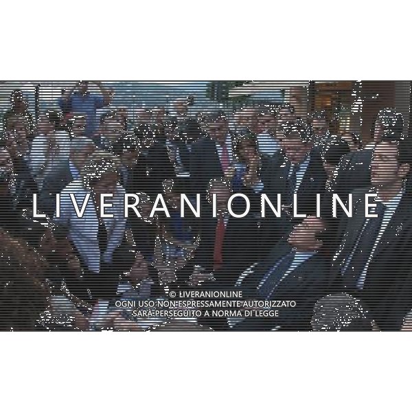 Como 16 maggio 2007 Berlusconi Silvio accompagnato dal sindaco di Como Bruni Stefano e il presidente provinciale Carioni Leonardo dopo il comizio elettorale si ferma in un bar in piazza Cavour a mangiare un gelato nella foto: Berlusconi Silvio attorniat