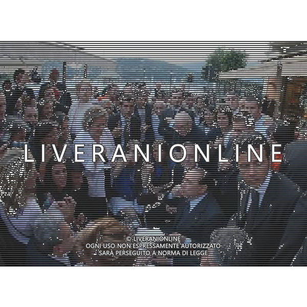 Como 16 maggio 2007 Berlusconi Silvio accompagnato dal sindaco di Como Bruni Stefano e il presidente provinciale Carioni Leonardo dopo il comizio elettorale si ferma in un bar in piazza Cavour a mangiare un gelato nella foto: Berlusconi Silvio attorniat