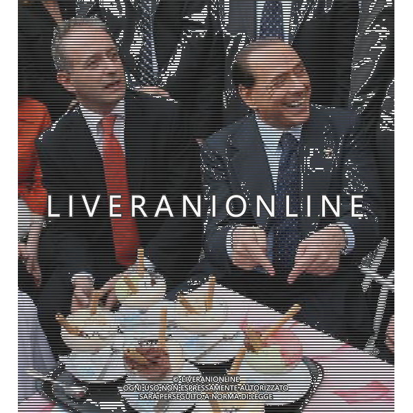 Como 16 maggio 2007 Berlusconi Silvio accompagnato dal sindaco di Como Bruni Stefano e il presidente provinciale Carioni Leonardo dopo il comizio elettorale si ferma in un bar in piazza Cavour a mangiare un gelato nella foto: Berlusconi Silvio e Bruni S
