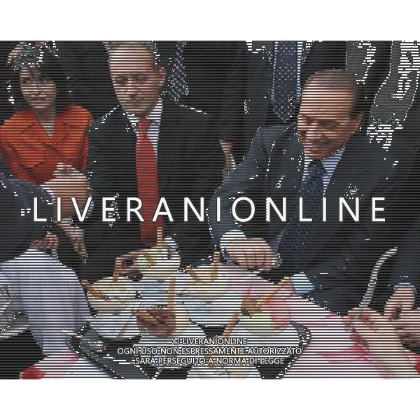 Como 16 maggio 2007 Berlusconi Silvio accompagnato dal sindaco di Como Bruni Stefano e il presidente provinciale Carioni Leonardo dopo il comizio elettorale si ferma in un bar in piazza Cavour a mangiare un gelato nella foto: Berlusconi Silvio e Bruni S