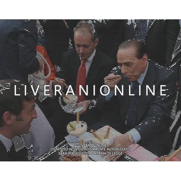 Como 16 maggio 2007 Berlusconi Silvio accompagnato dal sindaco di Como Bruni Stefano e il presidente provinciale Carioni Leonardo dopo il comizio elettorale si ferma in un bar in piazza Cavour a mangiare un gelato nella foto: Berlusconi Silvio e Bruni S