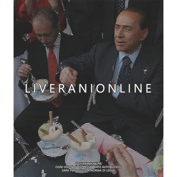 Como 16 maggio 2007 Berlusconi Silvio accompagnato dal sindaco di Como Bruni Stefano e il presidente provinciale Carioni Leonardo dopo il comizio elettorale si ferma in un bar in piazza Cavour a mangiare un gelato nella foto: Berlusconi Silvio e Bruni S