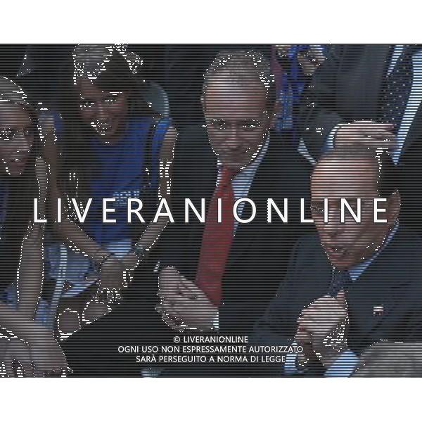 Como 16 maggio 2007 Berlusconi Silvio accompagnato dal sindaco di Como Bruni Stefano e il presidente provinciale Carioni Leonardo dopo il comizio elettorale si ferma in un bar in piazza Cavour a mangiare un gelato nella foto: Berlusconi Silvio Bruni Ste