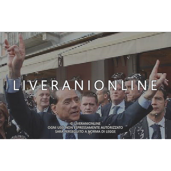 Como 16 maggio 2007 Berlusconi Silvio accompagnato dal sindaco di Como Bruni Stefano e il presidente provinciale Carioni Leonardo dopo il comizio elettorale si ferma in un bar in piazza Cavour a mangiare un gelato nella foto: Berlusconi Silvio intona un
