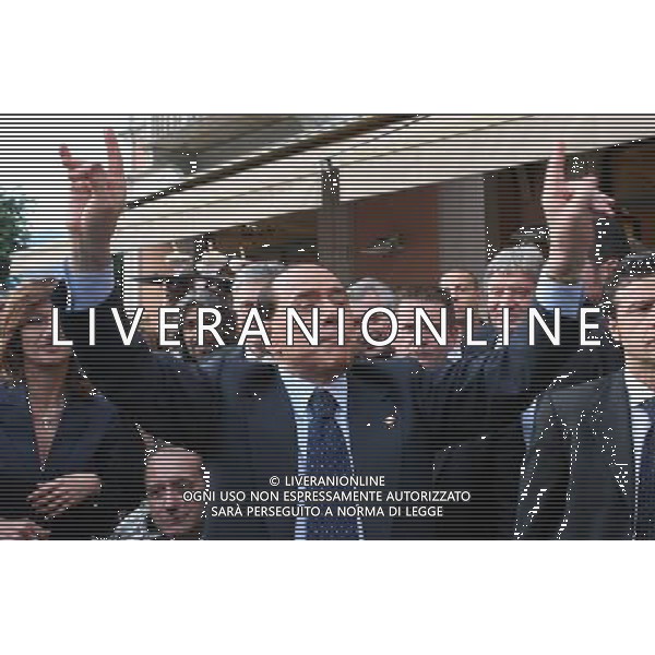 Como 16 maggio 2007 Berlusconi Silvio accompagnato dal sindaco di Como Bruni Stefano e il presidente provinciale Carioni Leonardo dopo il comizio elettorale si ferma in un bar in piazza Cavour a mangiare un gelato nella foto: Berlusconi Silvio intona un