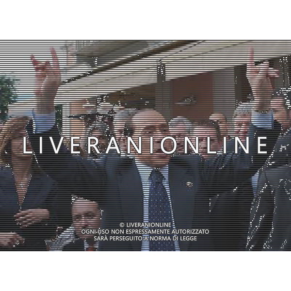 Como 16 maggio 2007 Berlusconi Silvio accompagnato dal sindaco di Como Bruni Stefano e il presidente provinciale Carioni Leonardo dopo il comizio elettorale si ferma in un bar in piazza Cavour a mangiare un gelato nella foto: Berlusconi Silvio intona un