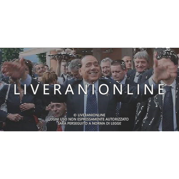 Como 16 maggio 2007 Berlusconi Silvio accompagnato dal sindaco di Como Bruni Stefano e il presidente provinciale Carioni Leonardo dopo il comizio elettorale si ferma in un bar in piazza Cavour a mangiare un gelato nella foto: Berlusconi Silvio intona un