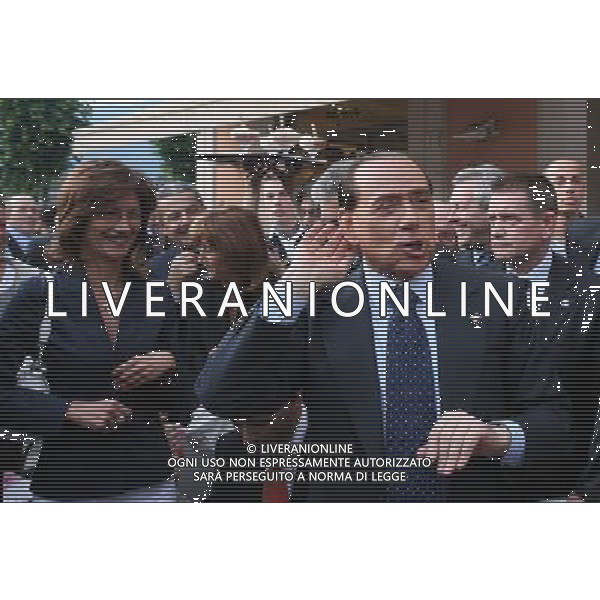 Como 16 maggio 2007 Berlusconi Silvio accompagnato dal sindaco di Como Bruni Stefano e il presidente provinciale Carioni Leonardo dopo il comizio elettorale si ferma in un bar in piazza Cavour a mangiare un gelato nella foto: Berlusconi Silvio intona un