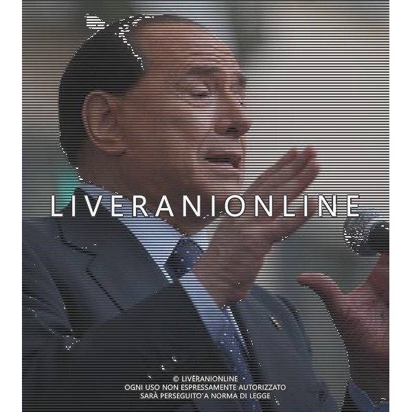 Como 16 maggio 2007 Comizio elettorale di Berlusconi Silvio in piazza Duomo a Como nella foto: Berlusconi Silvio ha degli appunti scritti sulla mano sinistra foto Andry / Ag. Aldo Liverani