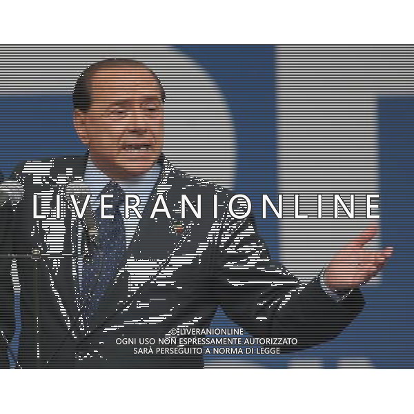 Como 16 maggio 2007 Comizio elettorale di Berlusconi Silvio in piazza Duomo a Como nella foto: Berlusconi Silvio ha degli appunti scritti sulla mano sinistra foto Andry / Ag. Aldo Liverani