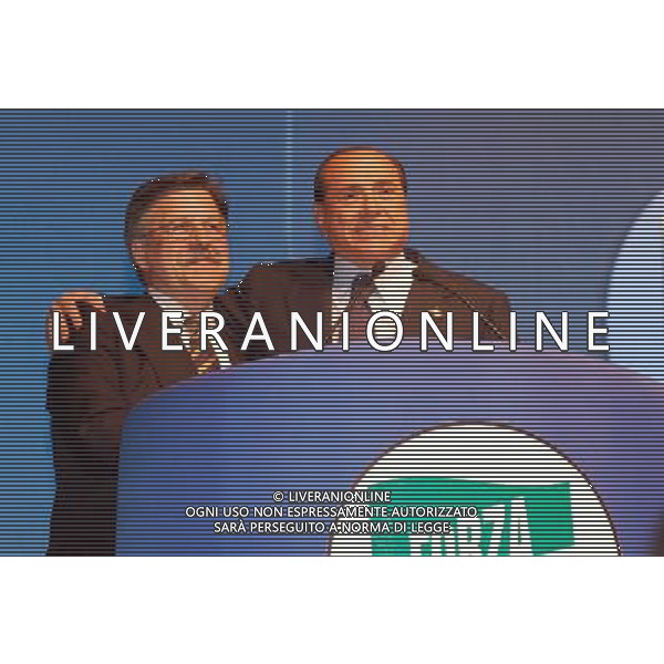 L\' AQUILA 18/5/2007 MALORE DI SILVIO BERLUSCONI NEL CORSO DI UN COMIZIO ELETTORALE NELLA FOTO SILVIO BERLUSCONI E LEOPARDI FOTO VENTURI/AG ALDO LIVERANI