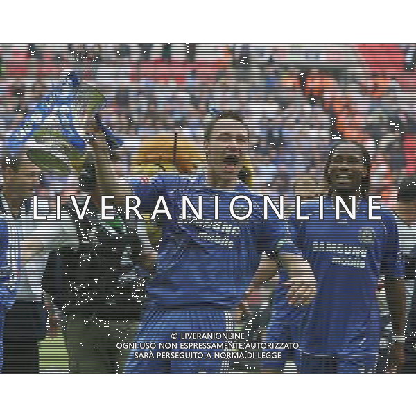 WEMBLEY FINALE DI COPPA D\'INGHILTERRA CHELSEA-MANCHESTER UNITED 19/05/2007 NELLA FOTO John Terry CON LA COPPA D INGHILTERRA FOTO POZZETTI-AG ALDO LIVERANI