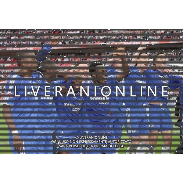 WEMBLEY FINALE DI COPPA D\'INGHILTERRA CHELSEA-MANCHESTER UNITED 19/05/2007 NELLA FOTO GIOCATORI DEL CHELSEA FESTEGGIANO LA VITTORIA CON LA COPPA FOTO POZZETTI-AG ALDO LIVERANI