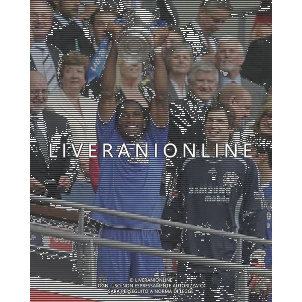 WEMBLEY FINALE DI COPPA D\'INGHILTERRA CHELSEA-MANCHESTER UNITED 19/05/2007 NELLA FOTO DIDIER DROGBA CON LA COPPA D\'INGHILTERRA FOTO POZZETTI-AG ALDO LIVERANI