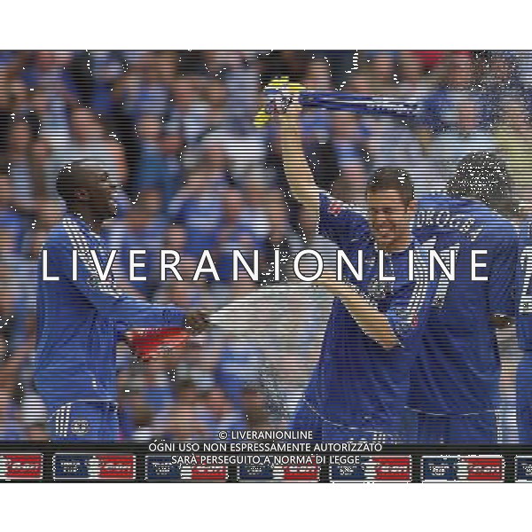 WEMBLEY FINALE DI COPPA D\'INGHILTERRA CHELSEA-MANCHESTER UNITED 19/05/2007 NELLA FOTO Claude Makelele sprays Joe Cole FOTO POZZETTI-AG ALDO LIVERANI