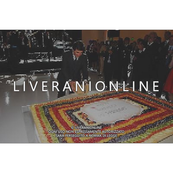 MILANO 21/5/2007 VIA PIRANESI, 14 FESTA DI COMPLEANNO DI URBANO CAIRO NELLA FOTO URBANO CAIRO APRE UNREGALO FOTO MARIO ROMANO/AG ALDO LIVERANI