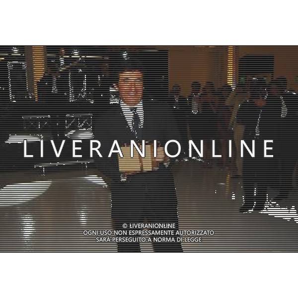 MILANO 21/5/2007 VIA PIRANESI, 14 FESTA DI COMPLEANNO DI URBANO CAIRO NELLA FOTO URBANO CAIRO APRE UNREGALO FOTO MARIO ROMANO/AG ALDO LIVERANI