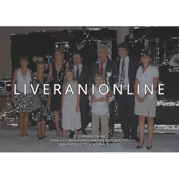 MILANO 21/5/2007 VIA PIRANESI, 14 FESTA DI COMPLEANNO DI URBANO CAIRO NELLA FOTO URBANO CAIRO CON TUTTA LA FAMIGLIA (IL PAPA\', LA MAMMA, LA MOGLIE, I FIGLI, IL FRATELLO LA COGNATA ED I NIPOTI) FOTO MARIO ROMANO/AG ALDO LIVERANI