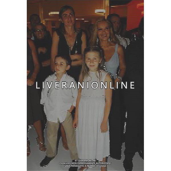 MILANO 21/5/2007 VIA PIRANESI, 14 FESTA DI COMPLEANNO DI URBANO CAIRO NELLA FOTO MALI LA MOGLIE DI URBANO CAIRO CON I DUE FIGLI FEDERICO E CRISTINA E SILVANA GIACOMINI FOTO MARIO ROMANO/AG ALDO LIVERANI