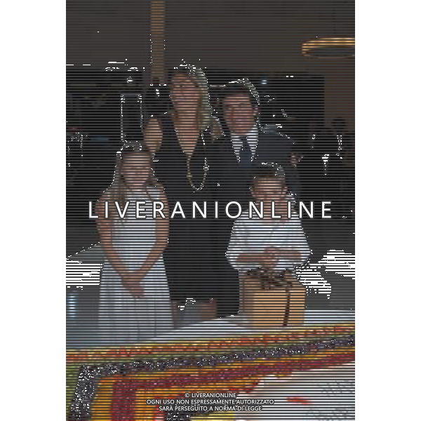 MILANO 21/5/2007 VIA PIRANESI, 14 FESTA DI COMPLEANNO DI URBANO CAIRO NELLA FOTO URBANO CAIRO CON LA MOGLIE MALI ED I DUE FIGLI FEDERICO E CRISTINA FOTO MARIO ROMANO/AG ALDO LIVERANI