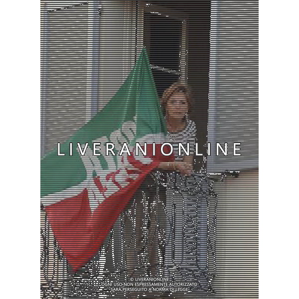 PIACENZA 21-05-2007 PIAZZA CAVALLI, INTERVENTO DI SILVIO BERLUSCONI, A FAVORE DEL CANDIDATO DI FORZA ITALIA PER LE COMUNALI DI PIACENZA. NELLA FOTO : UNA DONNA CON BANDIERA ASSISTE AL COMIZIO ELETTORALE PH TACCA/AGENZIA ALDO LIVERANI