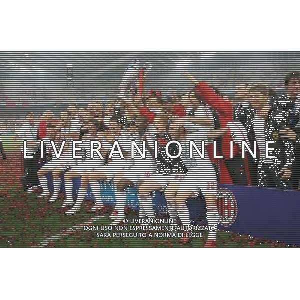 Milan - Liverpool finale Champions League Stadio Olimpico di Atene 23/05/2007 Festeggiamenti per la vittoria del Milan campione nella foto esultanza della squadra con la coppa ph luzzani/Ag. Aldo Liverani