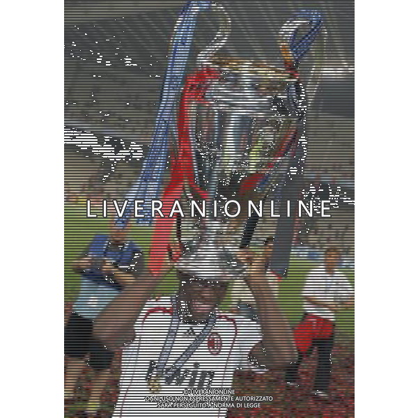 Milan - Liverpool finale Champions League Stadio Olimpico di Atene 23/05/2007 Festeggiamenti per la vittoria del Milan campione nella foto clarence seedorf con la coppa ph luzzani/Ag. Aldo Liverani