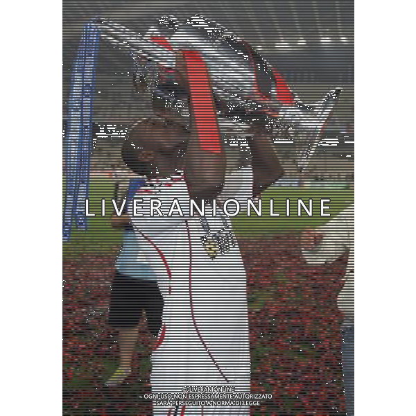 Milan - Liverpool finale Champions League Stadio Olimpico di Atene 23/05/2007 Festeggiamenti per la vittoria del Milan campione nella foto clarence seedorf bacia la coppa ph luzzani/Ag. Aldo Liverani