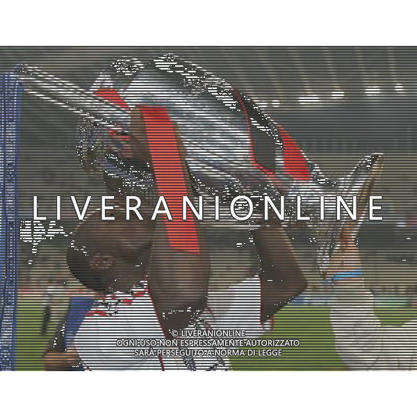 Milan - Liverpool finale Champions League Stadio Olimpico di Atene 23/05/2007 Festeggiamenti per la vittoria del Milan campione nella foto clarence seedorf bacia la coppa ph luzzani/Ag. Aldo Liverani
