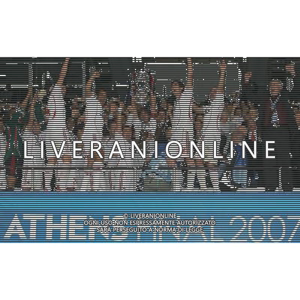 ATENE 23/05/2007 MILAN LIVERPOOL FINALE DI CHAMPIONS LEAGUE NELLA FOTO PAOLO MALDINI E IL MILAN ALZANO LA COPPA DEI CAMPIONI FOTO LUZZANI MARCO