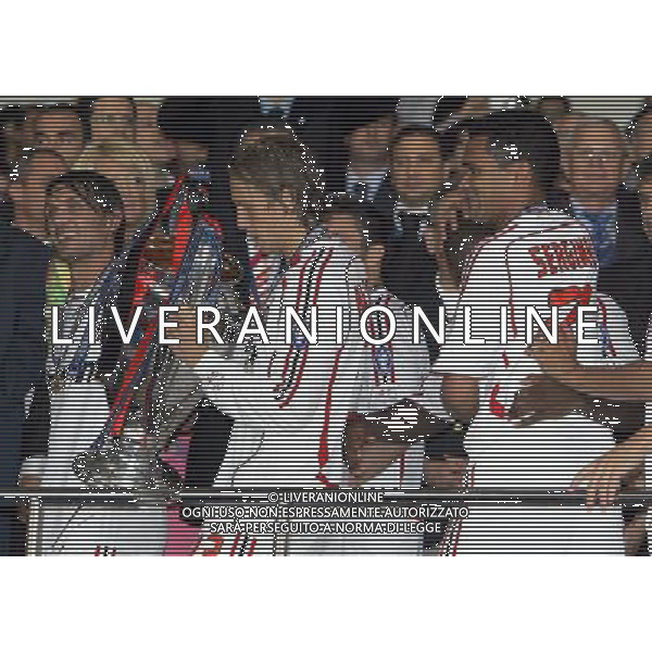 ATENE 23/05/2007 MILAN LIVERPOOL FINALE DI CHAMPIONS LEAGUE NELLA FOTO MASSIMO AMBROSINI CON LA COPPA DEI CAMPIONI FOTO LUZZANI MARCO