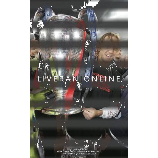 ATENE 23/05/2007 MILAN LIVERPOOL FINALE DI CHAMPIONS LEAGUE NELLA FOTO MASSIMO AMBROSINI CON LA COPPA CAMPIONI FOTO LUZZANI MARCO