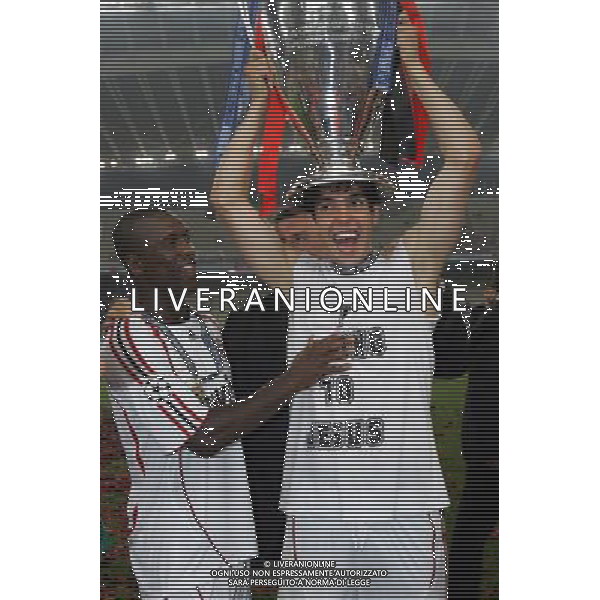 ATENE 23/05/2007 MILAN LIVERPOOL FINALE DI CHAMPIONS LEAGUE NELLA FOTO KAKA-SEEDORF CON LA COPPA CAMPIONI FOTO LUZZANI MARCO