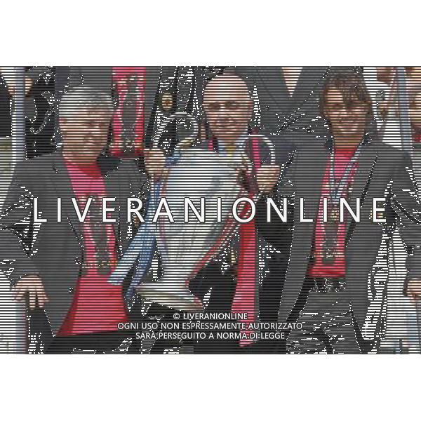 Arrivo alla Malpensa dei giocatori del Milan campione d\'Europa vincitori della Champions League vinta contro il Liverpool 24/05/2007 nella foto carlo ancelotti, adriano galliani e paolo maldini con la coppa ph Andry/ag. Aldo Liverani