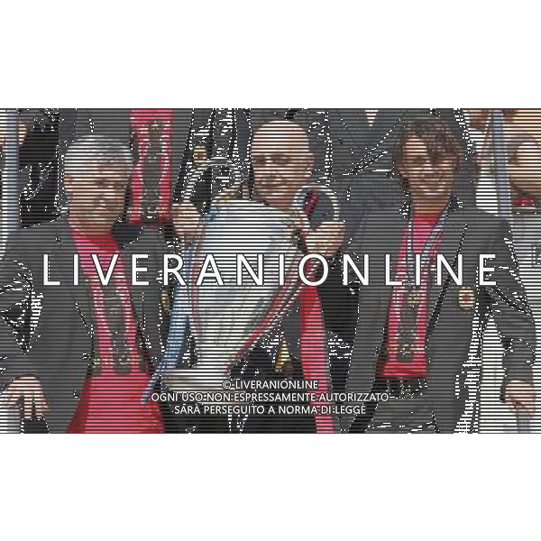 Arrivo alla Malpensa dei giocatori del Milan campione d\'Europa vincitori della Champions League vinta contro il Liverpool 24/05/2007 nella foto carlo ancelotti, adriano galliani e paolo maldini con la coppa ph Andry/ag. Aldo Liverani