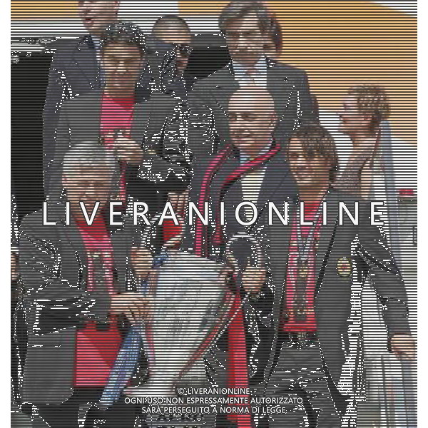 Arrivo alla Malpensa dei giocatori del Milan campione d\'Europa vincitori della Champions League vinta contro il Liverpool 24/05/2007 nella foto carlo ancelotti, adriano galliani e paolo maldini con la coppa ph Andry/ag. Aldo Liverani