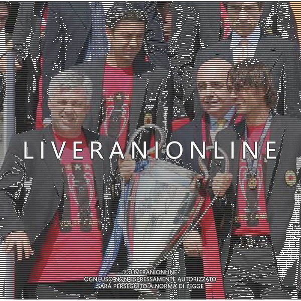 Arrivo alla Malpensa dei giocatori del Milan campione d\'Europa vincitori della Champions League vinta contro il Liverpool 24/05/2007 nella foto carlo ancelotti, adriano galliani e paolo maldini con la coppa ph Andry/ag. Aldo Liverani
