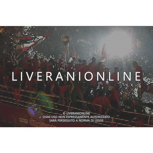 MILANO 24/5/2007 PIAZZA DUOMO FESTA DEL MILAN PER LA VITTORIA IN CHAMPIONS LEAGUE NELLA FOTO L\' AUTOBUS ARRIVA IN UNA PIAZZA DUOMO GREMITA DI TIFOSI FOTO ROMANO-FRANKY/AG ALDO LIVERANI