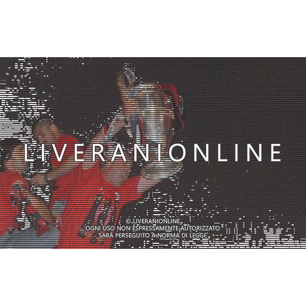 MILANO 24/5/2007 PIAZZA DUOMO FESTA DEL MILAN PER LA VITTORIA IN CHAMPIONS LEAGUE NELLA FOTO ANCELOTTI SOLLEVA LA COPPA FOTO ROMANO-FRANKY/AG ALDO LIVERANI