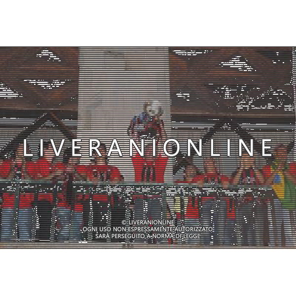 MILANO 24/5/2007 PIAZZA DUOMO FESTA DEL MILAN PER LA VITTORIA IN CHAMPIONS LEAGUE NELLA FOTO CARLO ANCELOTTI SOLLEVA LA COPPA AL CIELO FOTO ROMANO-FRANKY/AG ALDO LIVERANI