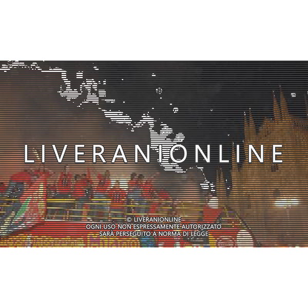 MILANO 24/5/2007 PIAZZA DUOMO FESTA DEL MILAN PER LA VITTORIA IN CHAMPIONS LEAGUE NELLA FOTO L\' AUTOBUS ARRIVA IN UNA PIAZZA DUOMO GREMITA DI TIFOSI FOTO ROMANO-FRANKY/AG ALDO LIVERANI