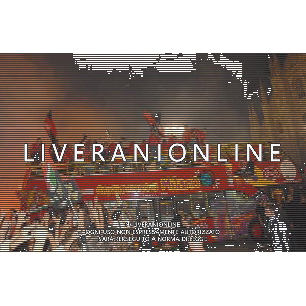 MILANO 24/5/2007 PIAZZA DUOMO FESTA DEL MILAN PER LA VITTORIA IN CHAMPIONS LEAGUE NELLA FOTO L\' AUTOBUS ARRIVA IN UNA PIAZZA DUOMO GREMITA DI TIFOSI FOTO ROMANO-FRANKY/AG ALDO LIVERANI