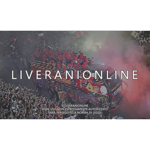 MILANO 24/5/2007 PIAZZA DUOMO FESTA DEL MILAN PER LA VITTORIA IN CHAMPIONS LEAGUE NELLA FOTO L\' AUTOBUS ARRIVA IN UNA PIAZZA DUOMO GREMITA DI TIFOSI FOTO ROMANO-FRANKY/AG ALDO LIVERANI