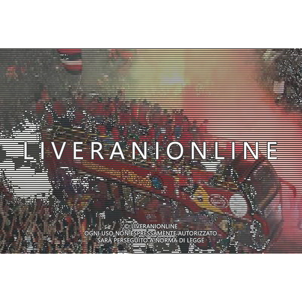 MILANO 24/5/2007 PIAZZA DUOMO FESTA DEL MILAN PER LA VITTORIA IN CHAMPIONS LEAGUE NELLA FOTO L\' AUTOBUS ARRIVA IN UNA PIAZZA DUOMO GREMITA DI TIFOSI FOTO ROMANO-FRANKY/AG ALDO LIVERANI