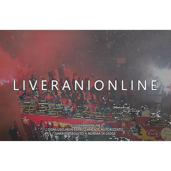 MILANO 24/5/2007 PIAZZA DUOMO FESTA DEL MILAN PER LA VITTORIA IN CHAMPIONS LEAGUE NELLA FOTO L\' AUTOBUS ARRIVA IN UNA PIAZZA DUOMO GREMITA DI TIFOSI FOTO ROMANO-FRANKY/AG ALDO LIVERANI